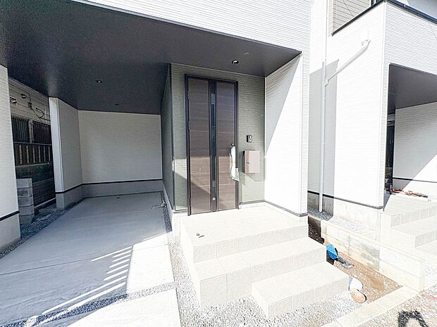 【玄関】家の顔となる玄関は、高いデザイン性が求められます。高級感と断熱性、防犯性に優れた玄関ドアを標準装備。ピッキング対策のセキュリティサムターン等、防犯に考慮しました。