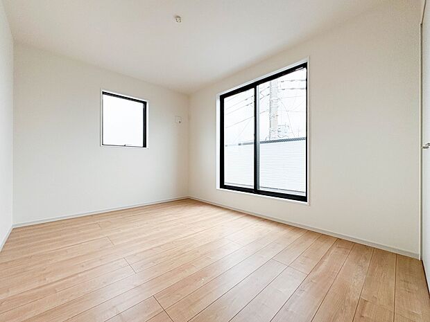 【子供部屋】お子様のお部屋にぴったりなクロークを備えたフローリング仕様の洋室です。