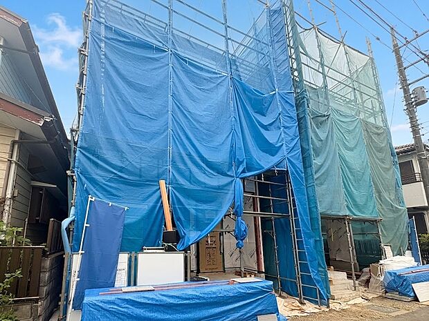 家の前は美しい通りになっていますが、クルマが比較的少なく。家のまわりで遊ぶお子さまも大丈夫です。*CGにより晴天に加工しております。