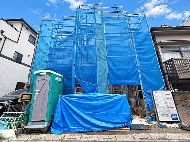 【現地外観】陽当りや通風性など各所に施された工夫で住みやすさを実現。部屋の大きさや周辺環境・街並など、資料には掲載していない情報が現地にはたくさんございます。是非ご確認下さい。※青空はイメー…