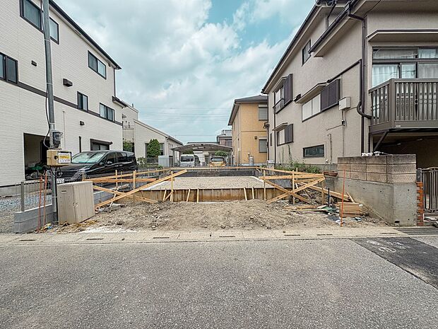 【現地外観】陽当りや通風性など各所に施された工夫で住みやすさを実現。部屋の大きさや周辺環境・街並など、資料には掲載していない情報が現地にはたくさんございます。是非ご確認下さい。※青空はイメー…