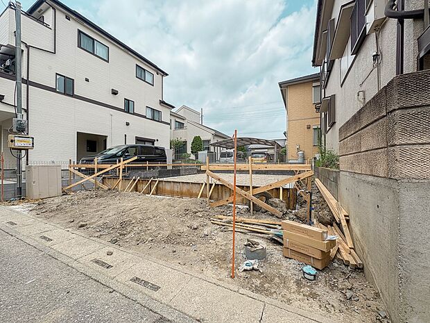 【外観】堂々たる趣ながら、主張し過ぎずどこか余裕を感じさせるシャープなフォルムで佇む邸宅は、晴天の空と照らし合わせる事で、本来あるべき完成形の姿を見せてくれます。