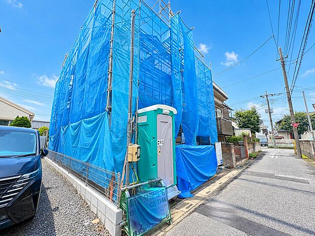 【外観】堂々たる趣ながら、主張し過ぎずどこか余裕を感じさせるシャープなフォルムで佇む邸宅は、晴天の空と照らし合わせる事で、本来あるべき完成形の姿を見せてくれます。