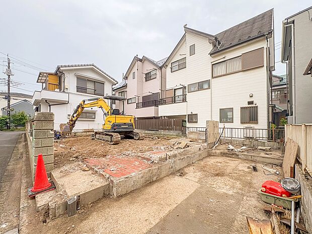 【玄関】玄関はおうちの顔と言われます。玄関アプローチは、外観デザインの印象を左右します。ご家族の個性を出しながら、素敵な玄関でお客様をお迎えしてください。