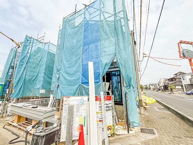 2号棟【外観】こちらの物件が少しでも気になるようでしたら、お気軽にお問合せください。人生でいちばん大きなお買い物ですので、ゆっくりご見学ください。ネット上の画像と実際の見学では、リアル感がま…