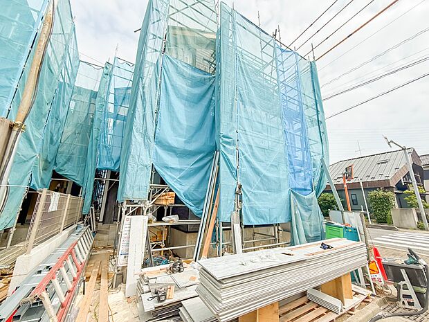 2号棟【外観】家族の温かさと陽光の暖かさ、楽しい毎日と明るい未来を予感させる「空間が織り成すひとつ先の住み心地」を演出します。