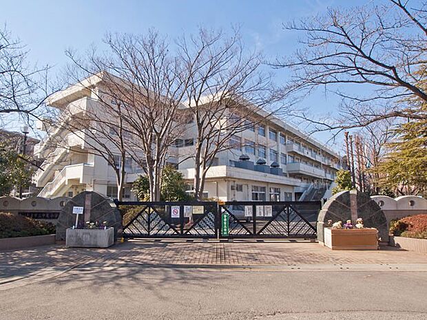 小学校 1200m 中尾小学校(昭和54年4月に開校。学校の周囲は、地域の皆様のご協力により植樹された多くの樹木が育ち、落ち着いた雰囲気が満ち溢れており、自然にかこまれ、勉学に最適です。)