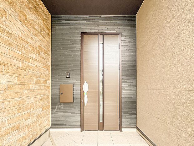 1号棟【玄関】玄関はおうちの顔と言われます。玄関アプローチは、外観デザインの印象を左右します。ご家族の個性を出しながら、素敵な玄関でお客様をお迎えしてください。