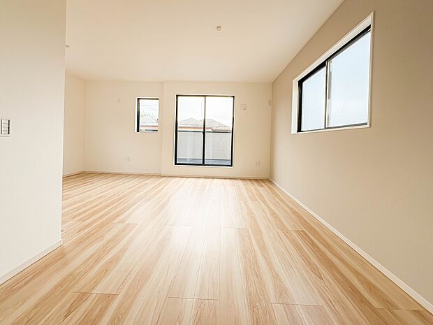 1号棟【寝室9帖】シンプルな内装はおしゃれのポイントです。シンプルは華美より飽きがこないからです。色や模様でおしゃれ感をだす。それがシンプルイズビューティーです。
