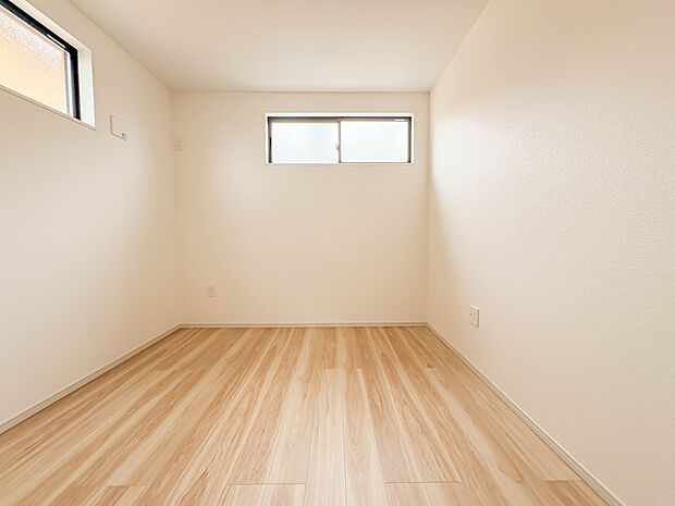 1号棟【子供部屋4.8帖】お子様のお部屋にぴったりなクロークを備えたフローリング仕様の洋室です。