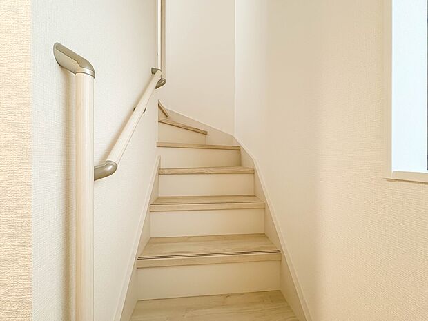 【手すり付階段】手すりがないと階段の昇り降りで危険なことはもちろん、壁に手をつきながら歩くことで壁紙が汚れやすくなります。すべての方に快適に昇り降りしていただくため、手すりを設置しました。