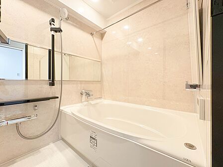 【浴室】 きっとあなたのバスタイムも単なる習慣から特別な時間に変わるはず。一日の汚れとともに疲れを洗い流し、眠りに就く前の大事なリラックスタイムを演出