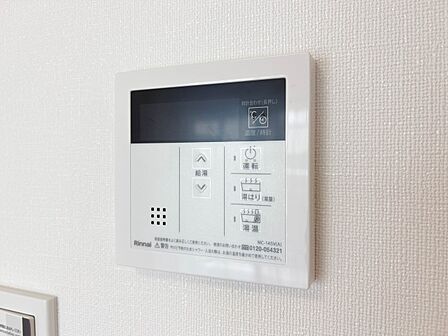 【オートバス】パネルからワンタッチで自動的にお湯張りができる設備。お風呂のお湯がたまったかどうかいちいち浴室へ確認に行かずにすみ、うっかりお湯を溢れさせてしまうこともなくなります。