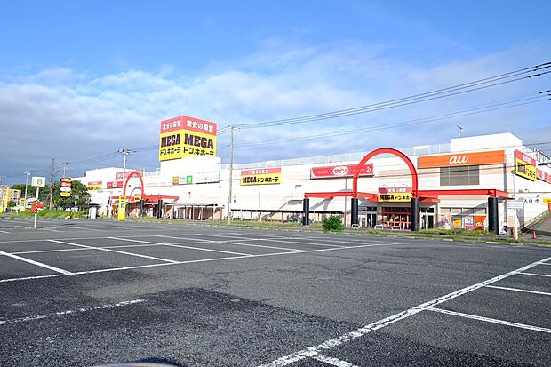 ショッピングセンター 1300m MEGAドン・キホーテ 蓮田店(プライベート商品「情熱価格」・ミスドやケンタッキー他グルメ、テナントショップも豊富なショッピングモール・大型駐車場完備)