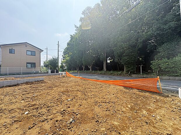 【現地写真】生活環境充実・小中学校10分圏内、大型遊具のある 「根ヶ谷戸公園」9分・子育て世代にも嬉しい立地