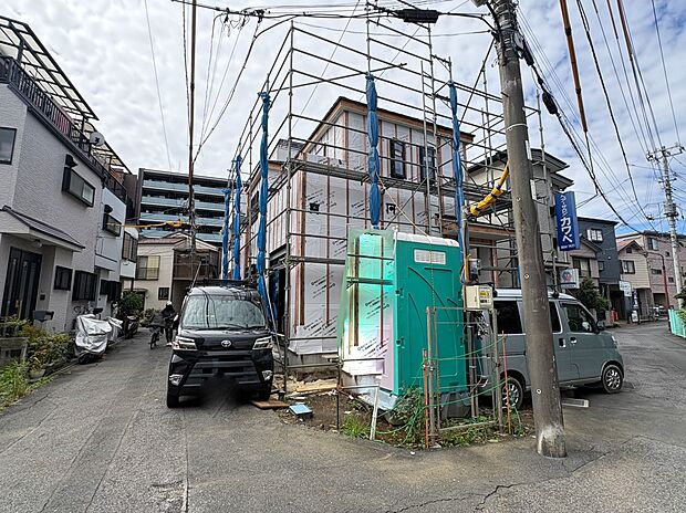 【前面道路4m】家の前をまっすぐの通りが走っている。クルマは少なく、人々は毎朝、ウォーキング、ジョギング、犬の散歩など、フリーな朝時間を過ごしている。