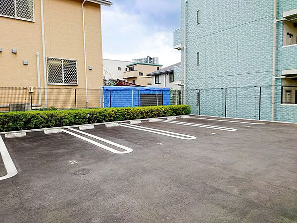 【駐車場】毎日の生活にマイカーが必須という方は、購入を検討する際、駐車場があることは大事な条件です。毎日の通勤や家族の送迎、買い物やお出かけなどクルマのある暮らしを満喫したい方は要チェック。…