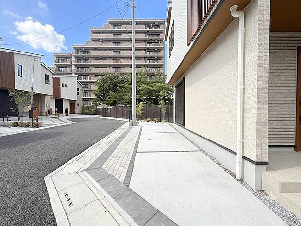 カースペース2台可/駐輪スペース。広々カースペースです。自転車、バイクなども置き場に困りません。