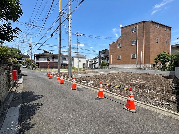 【前面道路4M】家の前をまっすぐの通りが走っている。クルマは少なく、人々は毎朝、ウォーキング、ジョギング、犬の散歩など、フリーな朝時間を過ごしている。