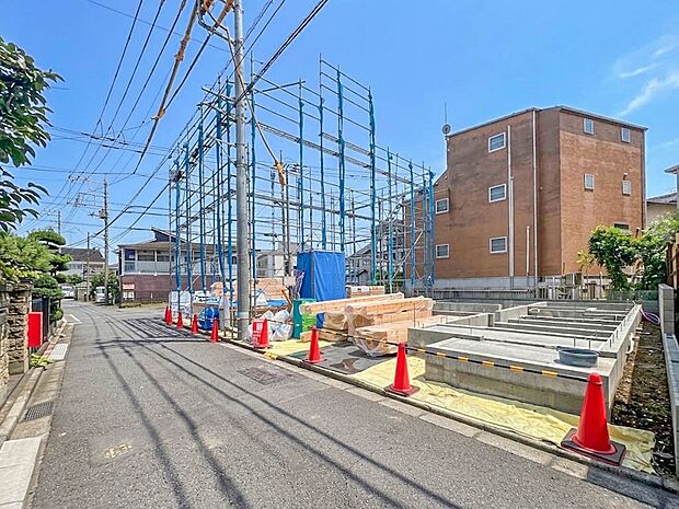 【前面道路4M】家の前をまっすぐの通りが走っている。クルマは少なく、人々は毎朝、ウォーキング、ジョギング、犬の散歩など、フリーな朝時間を過ごしている。
