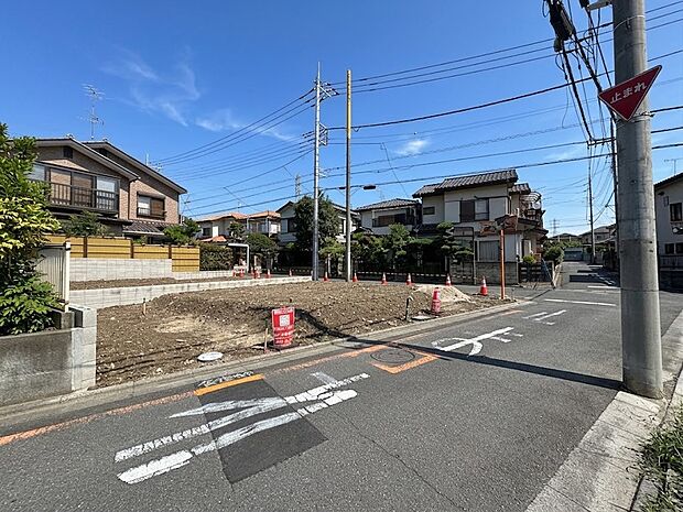 【前面道路4M】 静かな通りに面した本物件は、落ち着いて暮らすことができます。 閑静な住宅街で比較的車の通りも少ないのでお子様も安心です。