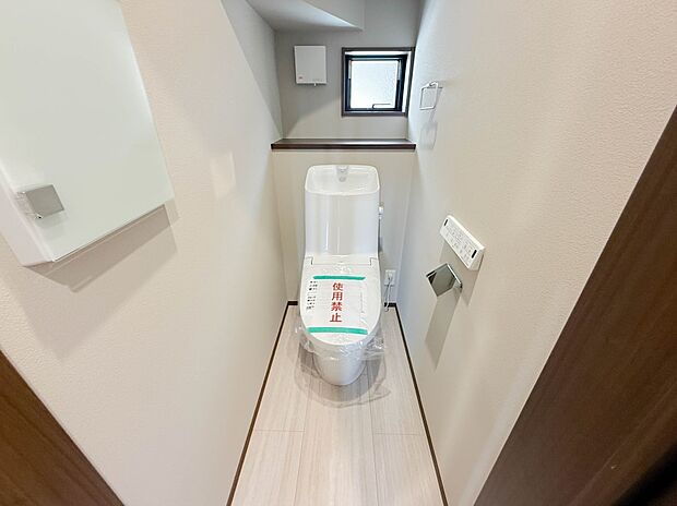 　トイレ・ウォシュレット付。快適で衛生的な洗浄機能付温水シャワートイレです。