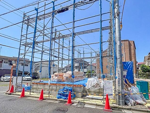 【外観】スタイリッシュなデザインが目を引く新築住宅。 家族が集まる温かい空間を想像させる、魅力的な外観です。