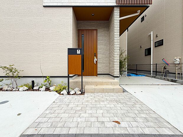 【玄関】完成しました!見学のご予約を承っております!