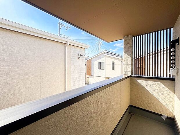 朝の澄んだ空気や、夕方に吹く清々しい風を五感で感じられるバルコニー。屋外にあって、住まいの中でも本当の自然を感じられるスペースです。