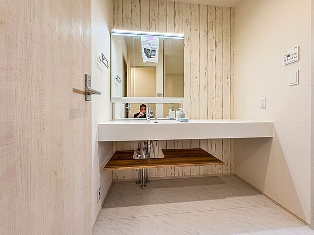 5号棟【洗面台】 十分な大きさの洗面台は、身だしなみチェックや歯磨きなど、朝の慌ただしい時間でもホテルライクなスペースで余裕とゆとりを感じて頂けます。