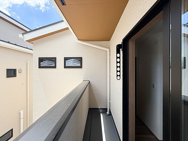 【Balcony-バルコニー】澄み切った青空と、心地良い風を感じるワイドバルコニー。