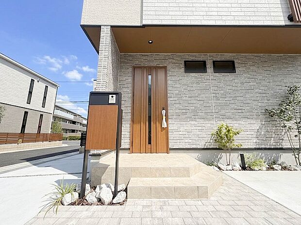 【玄関】玄関へのアプローチ。居住者の帰り、訪れる方を優しく迎える・安らぎに満ちた生活空間を予感させる。健やかな暮らしを楽しめそう。