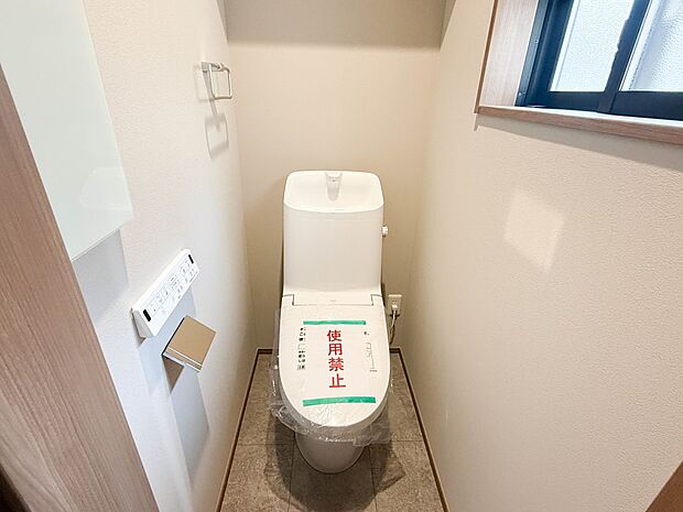 【Toilet】トイレ・ウォシュレット付。快適で衛生的な洗浄機能付温水シャワートイレです。