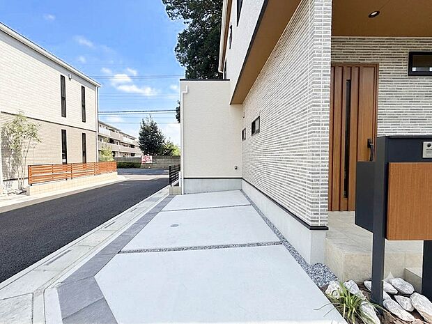 【駐車場】カースペース2台可／駐輪スペース。広々カースペースです。自転車、バイクなども置き場に困りません。