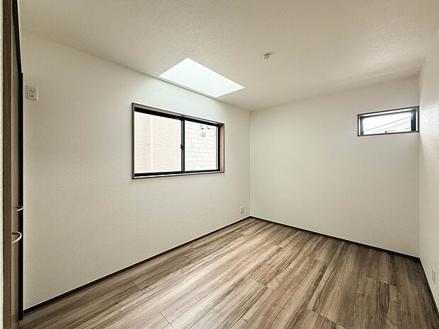 シンプルなデザインの家は風情がある。住む人のこだわりを感じる。外観も内装もいたってシンプル。居心地がよく、家事や趣味、子育てなどにも集中できる。家も人間も熟成するほどシンプルになっていくよう…