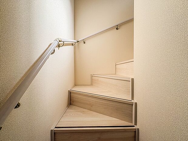 8号棟【手すり付階段】手すりがないと階段の昇り降りで危険なことはもちろん、壁に手をつきながら歩くことで壁紙が汚れやすくなります。すべての方に快適に昇り降りしていただくため、手すりを設置しまし…