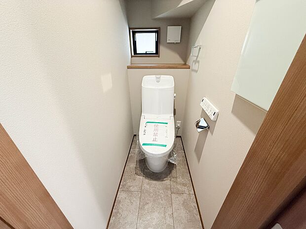 トイレ・ウォシュレット付。快適で衛生的な洗浄機能付温水シャワートイレです。収納や手すりもついてます。