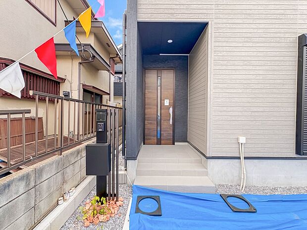 【玄関】玄関へのアプローチ。居住者の帰り、訪れる方を優しく迎える・安らぎに満ちた生活空間を予感させる。健やかな暮らしを楽しめそう。