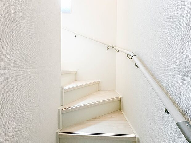 【手すり付階段】手すりがないと階段の昇り降りで危険なことはもちろん、壁に手をつきながら歩くことで壁紙が汚れやすくなります。すべての方に快適に昇り降りしていただくため、手すりを設置しました。