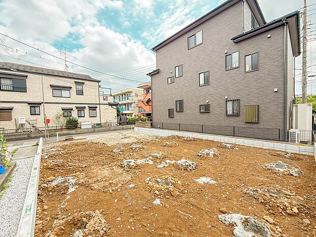 【外観】こちらの物件に少しでもご興味がありましたら、お気軽にお電話下さい。ネット上で「見えない物」「わからない事」でも、実際にご見学いただくことで、手に取るようにおわかりいただけるはずです。…