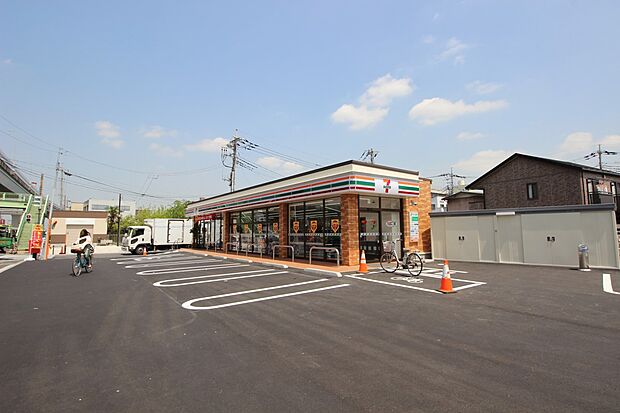 コンビニ 650m セブンイレブン 町谷1丁目店(セブンイレブンは近くて便利を掲げています。近くとは、心の近さ。便利とはモノが期待以上の品質でお客さまに届くこと。セブン銀行など新しいサービス…