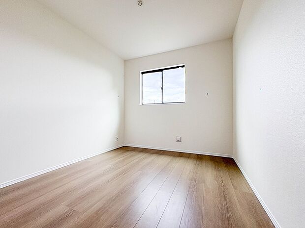 【子供部屋】お子様のお部屋にぴったりなクロークを備えたフローリング仕様の洋室です。