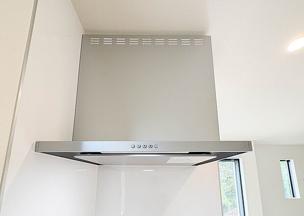 【レンジフード】調理の際に発生する汚れた空気（二酸化炭素、油煙、水蒸気、ニオイなど）を、ダクトを通して屋外に排出しています。