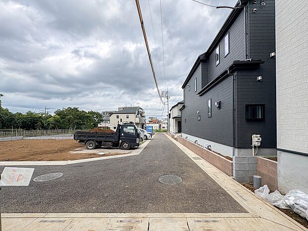 【前面道路】家の前をまっすぐの通りが走っている。クルマは少なく、人々は毎朝、ウォーキング、ジョギング、犬の散歩など、フリーな朝時間を過ごしている。