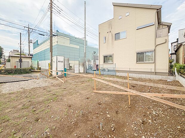 【現地土地】家族の温かさと陽光の暖かさ、楽しい毎日と明るい未来を予感させる「空間が織り成すひとつ先の住み心地」を演出します。