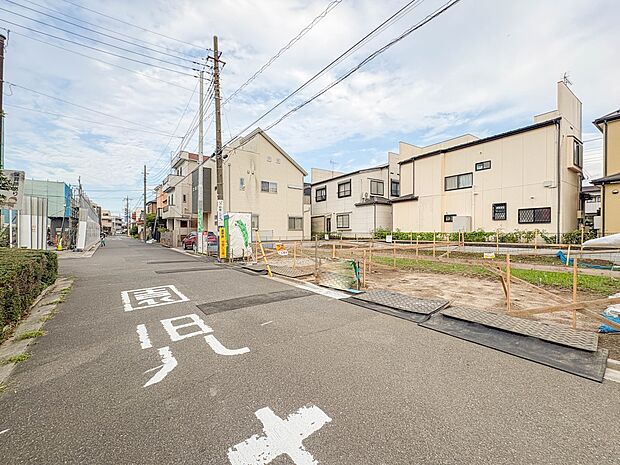 【前面道路】家の前をまっすぐの通りが走っている。クルマは少なく、人々は毎朝、ウォーキング、ジョギング、犬の散歩など、フリーな朝時間を過ごしている。