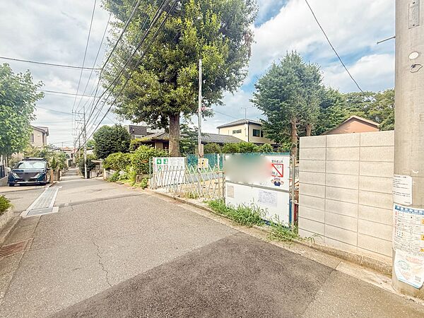 1号棟【前面道路】家の前をまっすぐの通りが走っている。クルマは少なく、人々は毎朝、ウォーキング、ジョギング、犬の散歩など、フリーな朝時間を過ごしている。