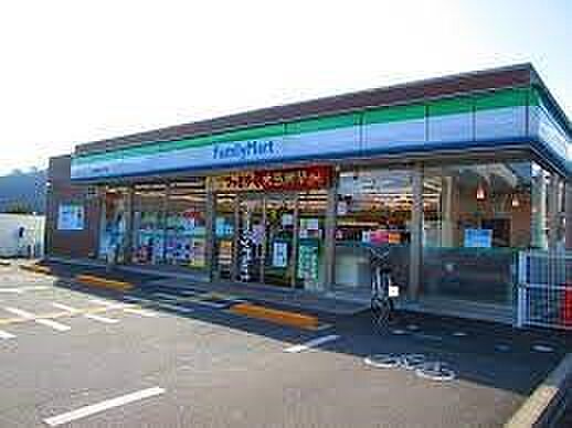 コンビニ 350m ファミリーマート川口朝日三丁目店(ファミリーマートの強さは、少量のお惣菜を売るファミデリカとドラッグストアと組んだコラボ。サラダを中心にしたヘルシー食材が充実のコンビニで…