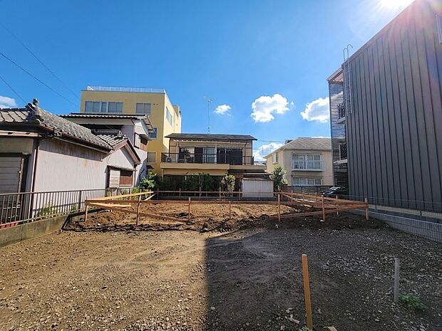 【前面道路】陽当りや通風性など各所に施された工夫で住みやすさを実現。部屋の大きさや周辺環境・街並など、資料には掲載していない情報が現地にはたくさんございます。是非ご確認下さい。