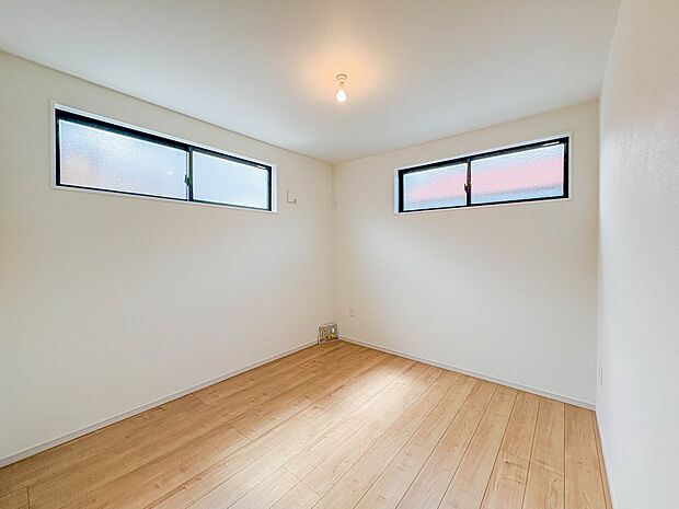 【子供部屋5.2帖】お子様のお部屋にぴったりなクロークを備えたフローリング仕様の洋室です。